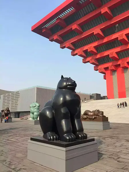 Escultura del maestro Fernando Botero en el Museo de Arte Chino en Shanghái.
Fuente: http://spanish.peopledaily.com.cn/n3/2016/0123/c92122-9008438-6.html.