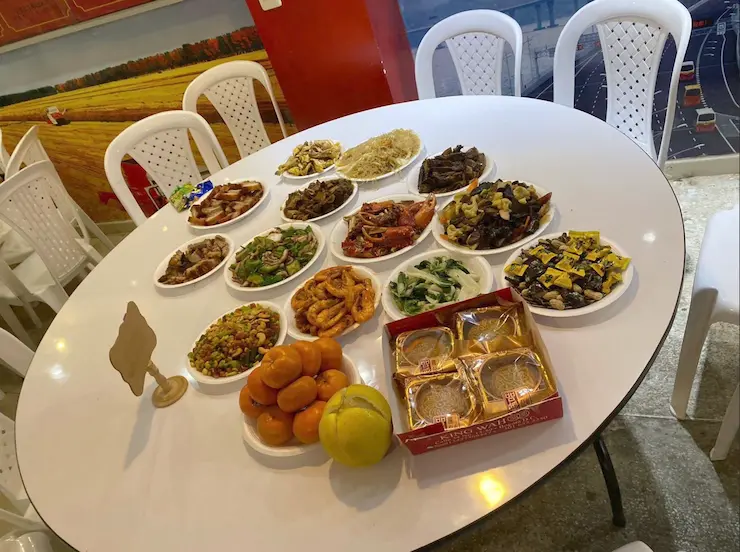 Variedad de platos servidos y pasteles del Festival de Medio Otoño 2023, Cali. 
Fuente: foto cortesía del autor. 
