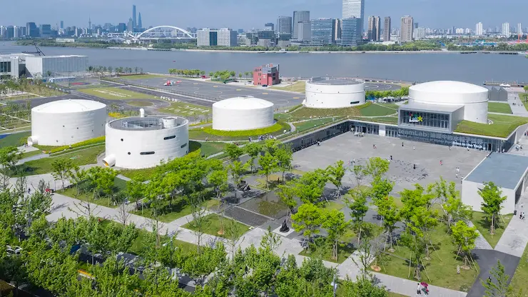Vista del centro artístico sin ánimo de lucro Tank Shanghai diseñado por Open Architecture. Fuente: https://www.artnews.com/list/art-news/artists/best-museum-buildings-1234615068/tank-shanghai/.