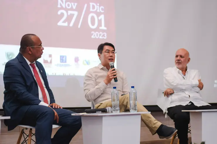 El embajador Zhu Jingyang acompañado del rector Guillermo Murillo (izq.) y el decano Darío Henao (der.), durante la inauguración de la Semana Cultural China de Cali 2023. 
Foto: Mauricio Villegas.
