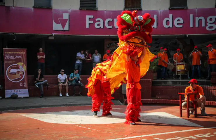 Baile del dragón durante la inauguración de la Semana Cultural China de Cali 2023, Universidad del Valle. Foto: Mauricio Villegas